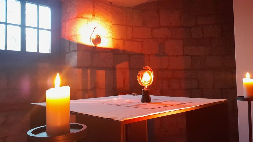 goldenes Licht um den HERREN in der Krypta 