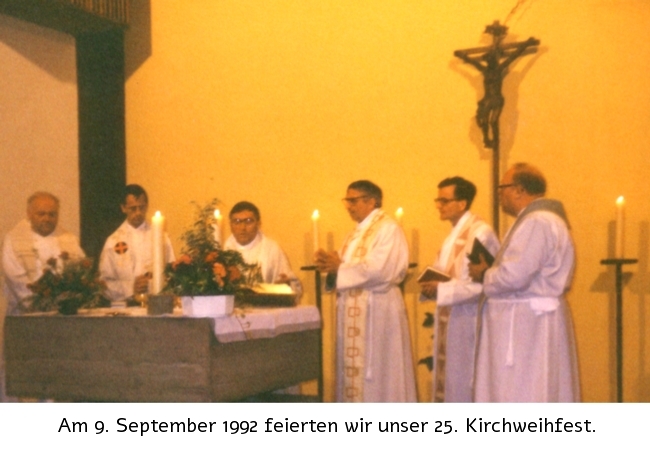 Altar unserer Kirche mit sechs Priestern zum 25. Kirchweihfest