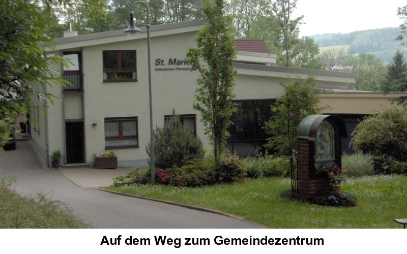 Außenansicht mit Weg zum Gemeindezentrum