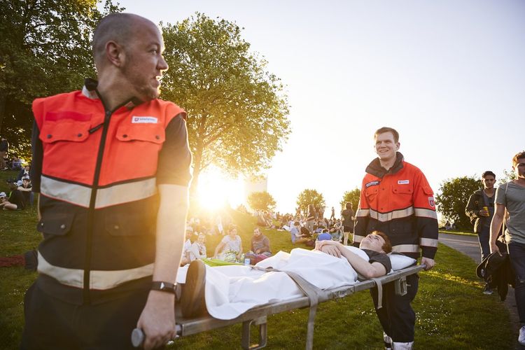 Malteser Sanitäter im Dienst bei einer Veranstaltung (Foto: FUENF6)